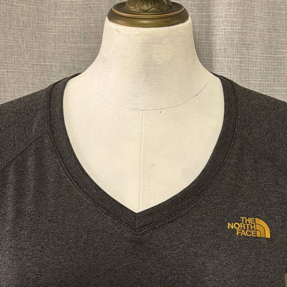 Like New The North Face Wmns Tee-Sz M-Charcoal/Gold Logo-Short Sleeve-Polyester - Picture 4 of 15